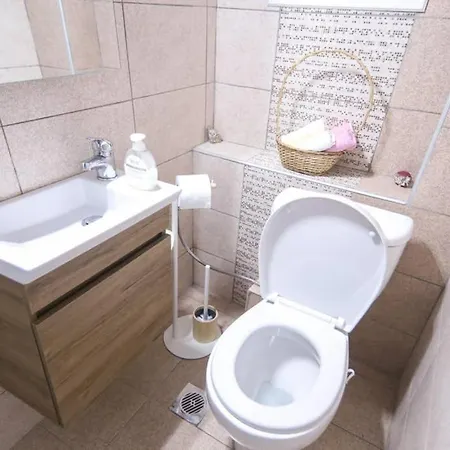 Quiet, Fully Refurbished In Apartment