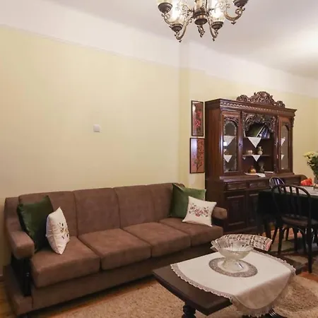 Quiet, Fully Refurbished In Apartment *
