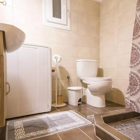 Apartment Quiet, Fully Refurbished In *