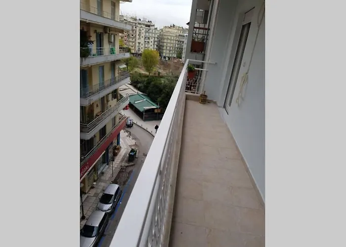 Quiet, Fully Refurbished In Salonicco